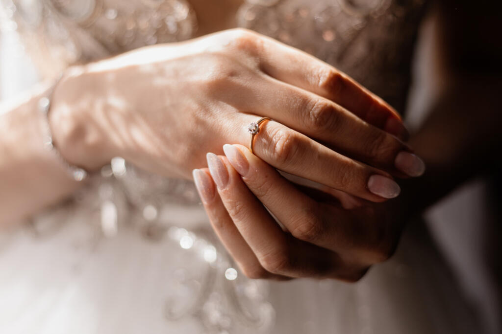 bride-hands-close-up